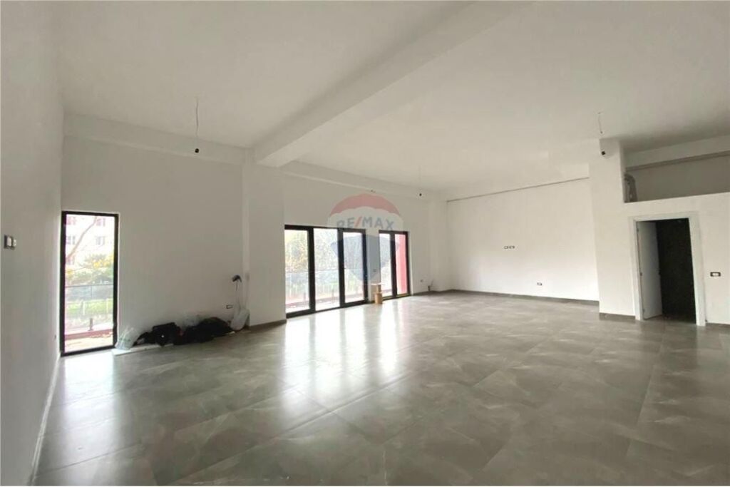 Zyrë - Për Qira - Farmacia 10, Tiranë