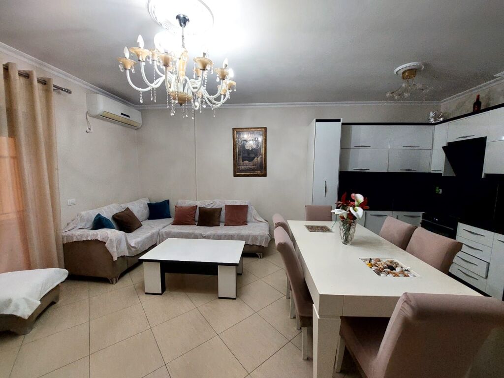 Apartament 2+1 për qira.Pallat i Ri pranë Gama Market Vlorë.