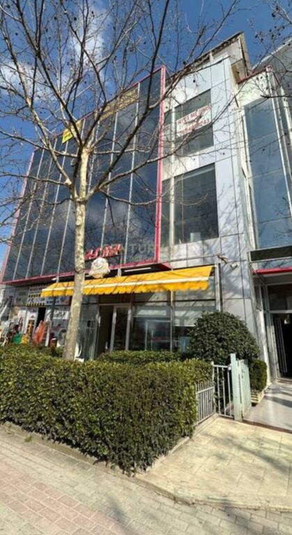 Jepet me qera ambient komercial