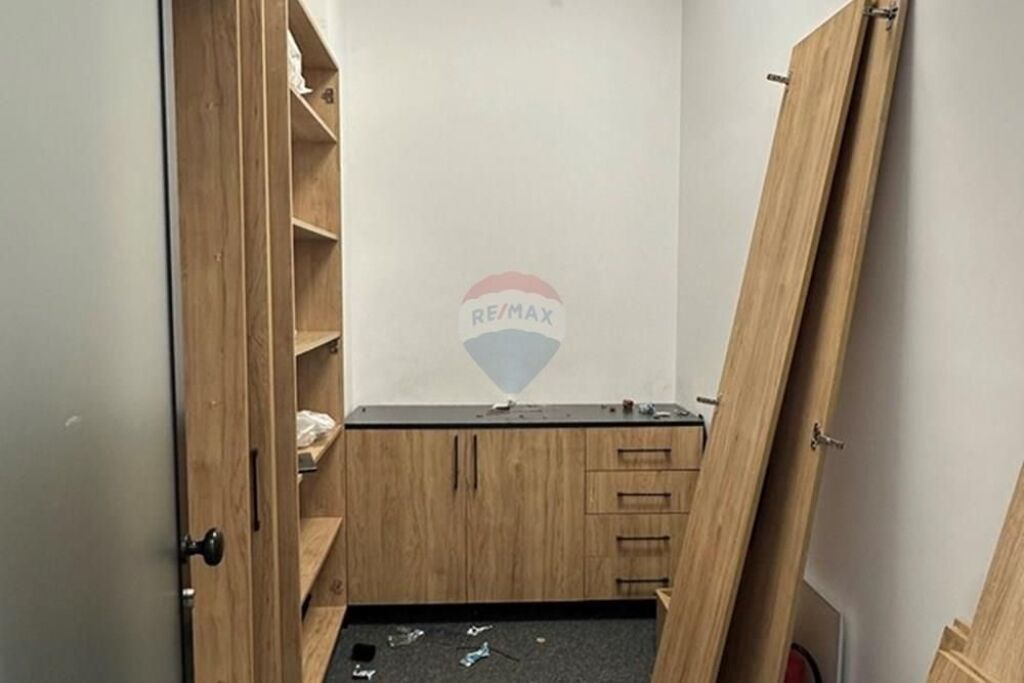 Zyrë - Për Qira - Farmacia 10, Tiranë