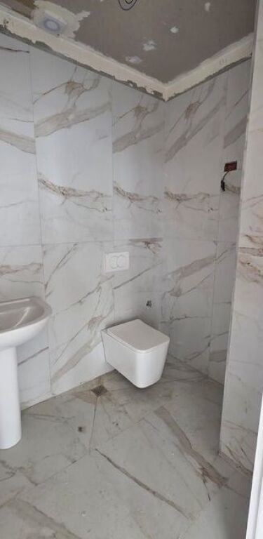 Jepet me qera ambient komercial buz rruge ne Paskuqan