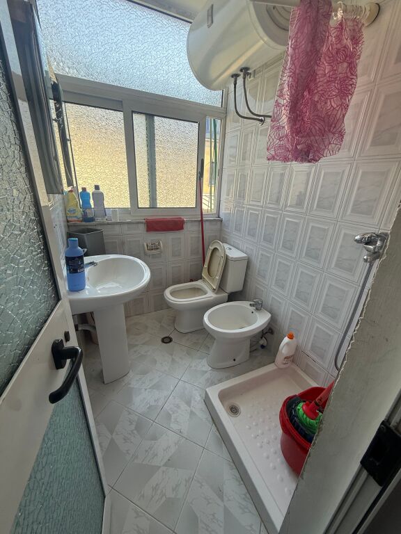 Garsoniere me qera tek sheshi skenderbej 35,000 leke perfshire uji dhe interneti