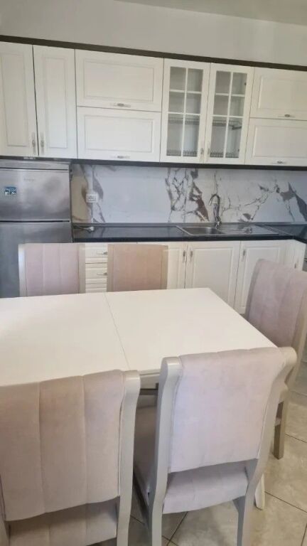 JEPET ME QERA APARTAMENT 2+1+BALLKON (MBRAPA QENDRES GLOBE TE TUNELI)