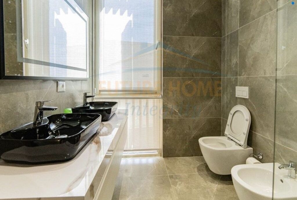 SHITET VILE INDIVIDUALE NE GREEN COAST 1 , PALASE