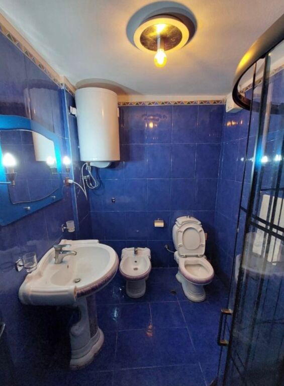 Shitet 2+1 Apartament ne hyrje myslym shyr