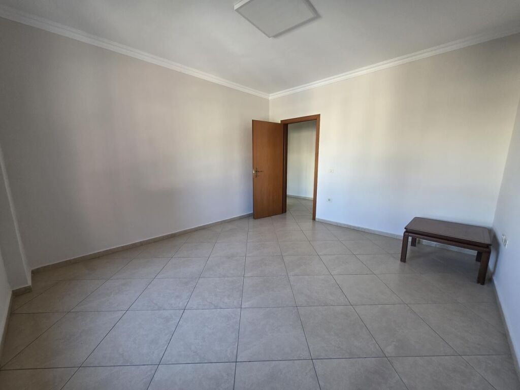 Jepet me qira ambient biznesi ,Rruga e Kavajes