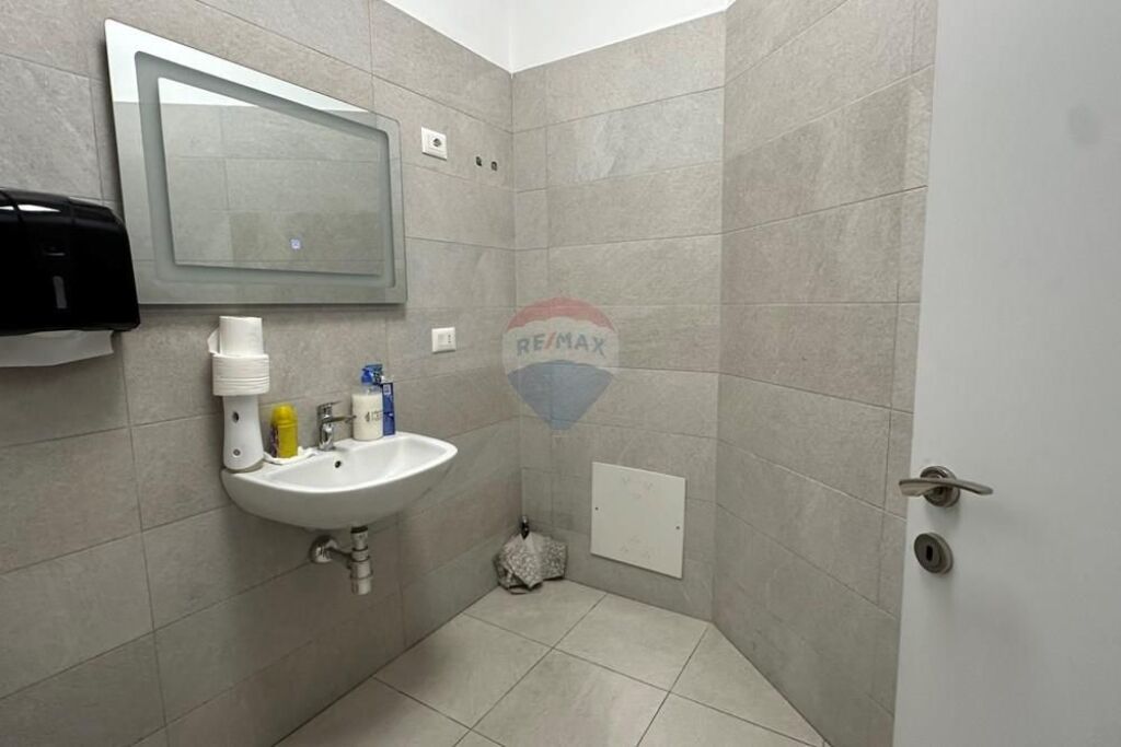 Zyrë - Për Qira - Farmacia 10, Tiranë