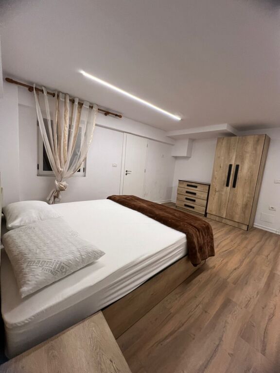 JEPET ME QIRA – 2+1 I SAPOMOBILUAR