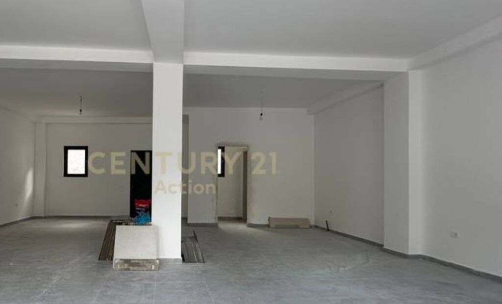 Commercial building for sale