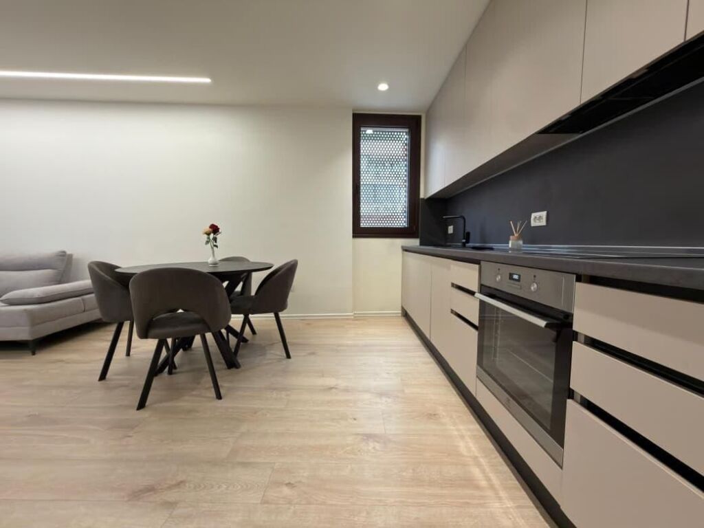 APARTAMENT 1+1 ME QERA NE QENDER  📍RRUGA E BARRIKADAVE