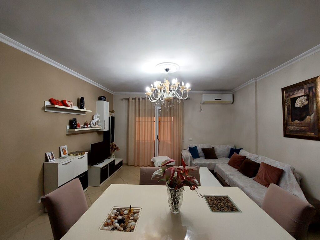 Apartament 2+1 për qira.Pallat i Ri pranë Gama Market Vlorë.