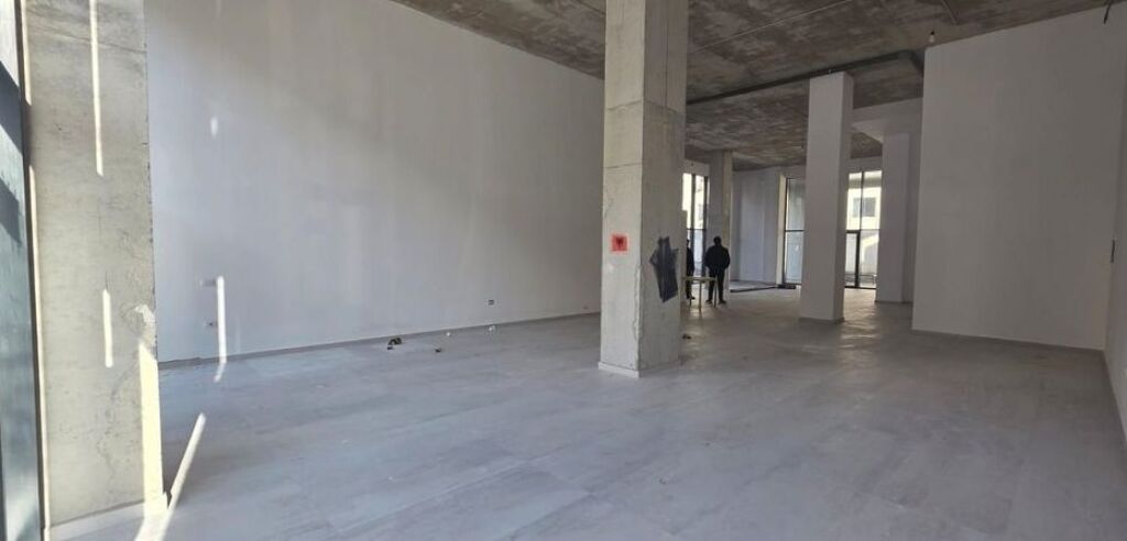 Jepet me qera ambient komercial 200m2 buze rruge.