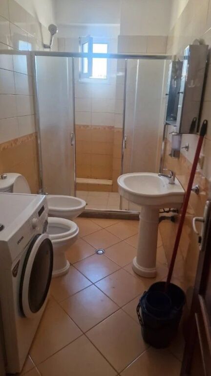 JEPET ME QERA APARTAMENT 2+1+BALLKON (MBRAPA QENDRES GLOBE TE TUNELI)