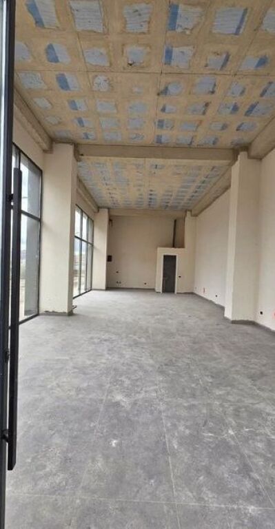 Jepet me qera ambient komercial buz rruge ne Paskuqan