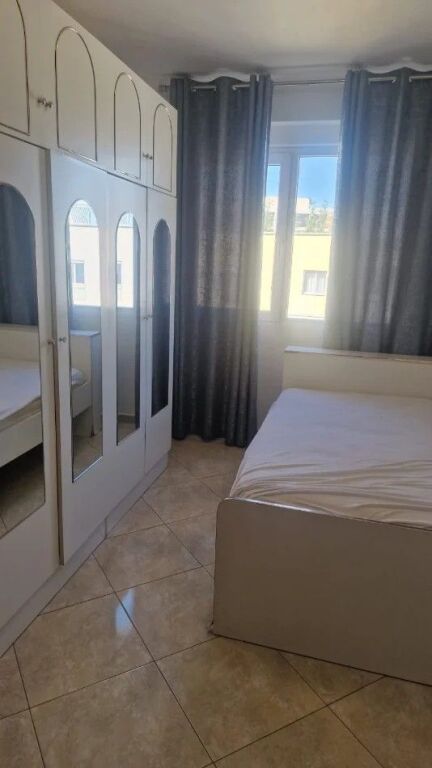 JEPET ME QERA APARTAMENT 2+1+BALLKON (MBRAPA QENDRES GLOBE TE TUNELI)