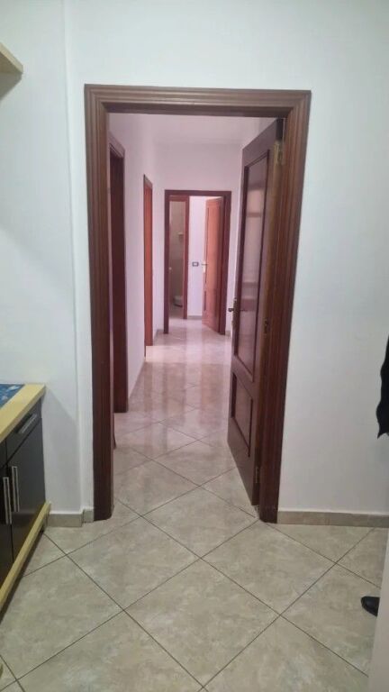 JEPET ME QERA APARTAMENT 2+1+BALLKON (MBRAPA QENDRES GLOBE TE TUNELI)