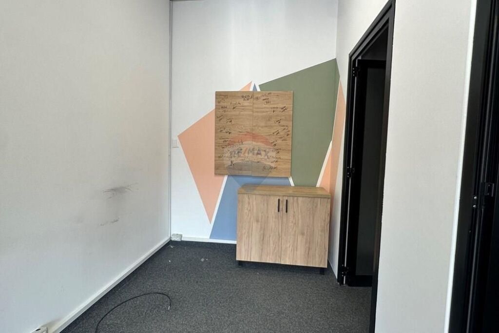 Zyrë - Për Qira - Farmacia 10, Tiranë