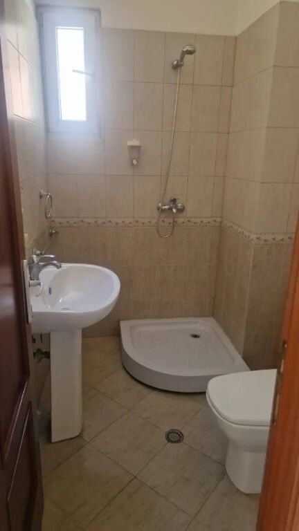 JEPET ME QERA APARTAMENT 2+1+BALLKON (MBRAPA QENDRES GLOBE TE TUNELI)