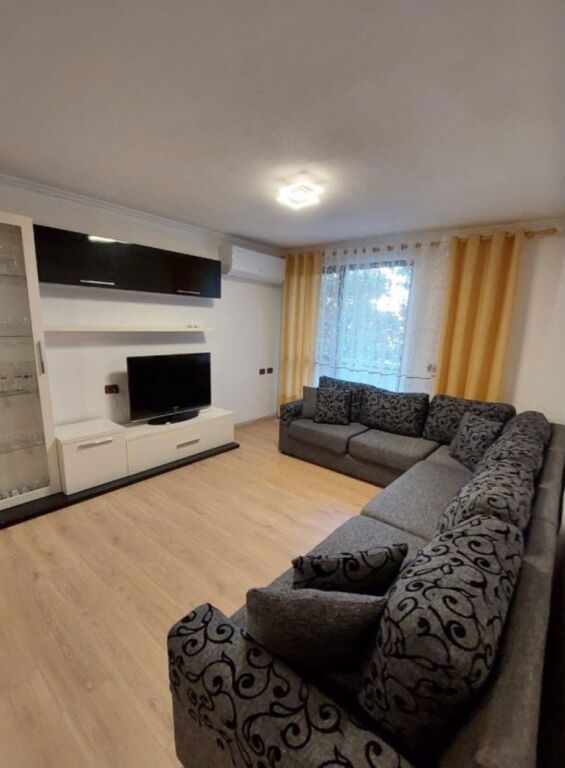 Shitet 2+1 Apartament ne hyrje myslym shyr