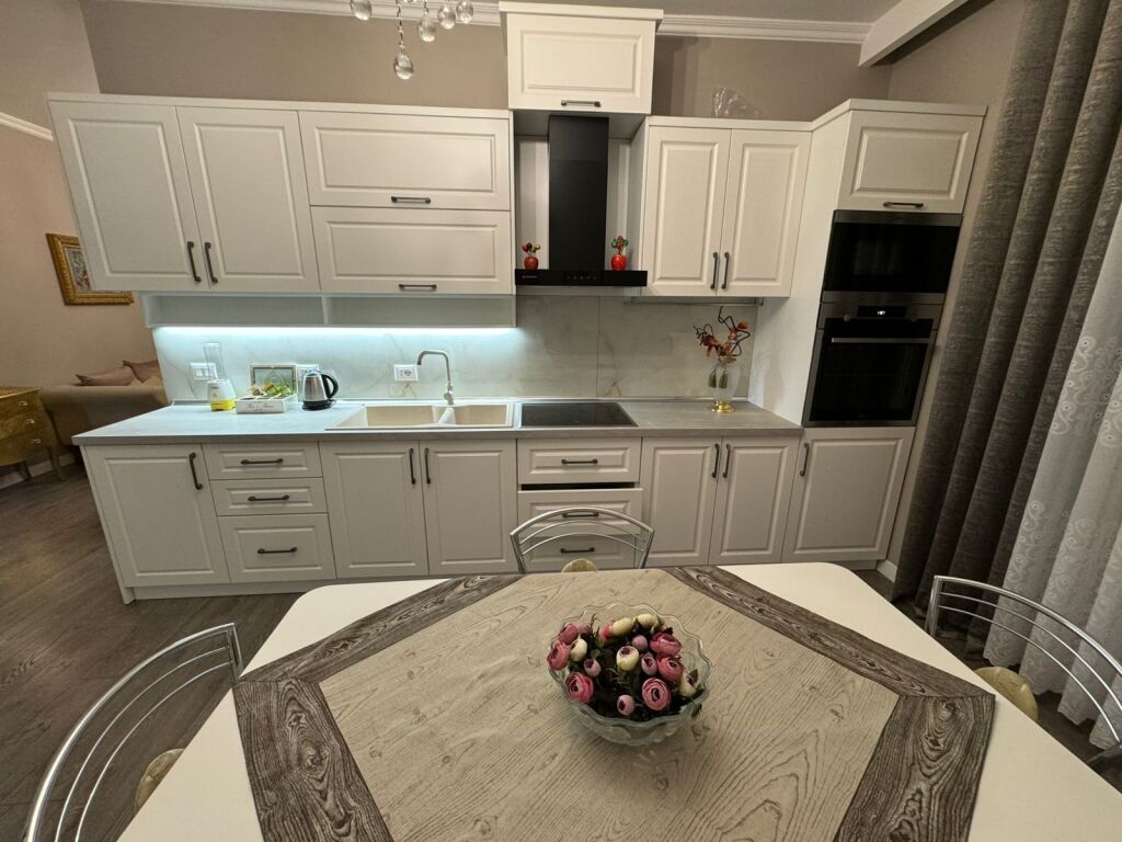 Apartament 2+1 me qera tek Kinema 17 Nentori prane Rruges se Barrikadave