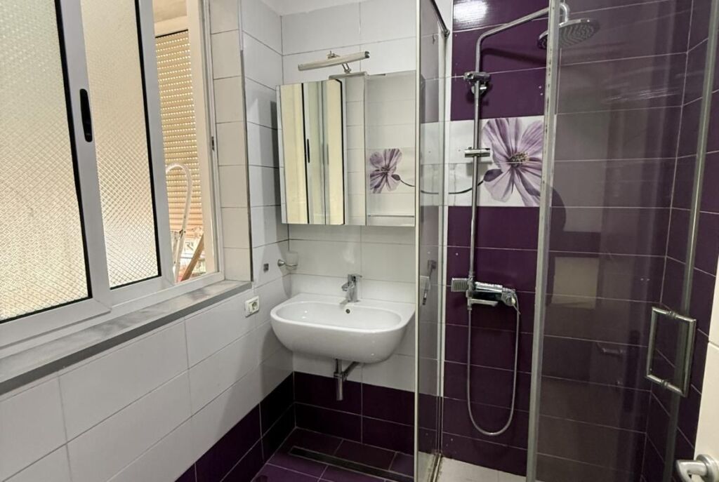 Ne Qender, Jepet Me Qira Apartament Ideal për Banim ose Zyra!