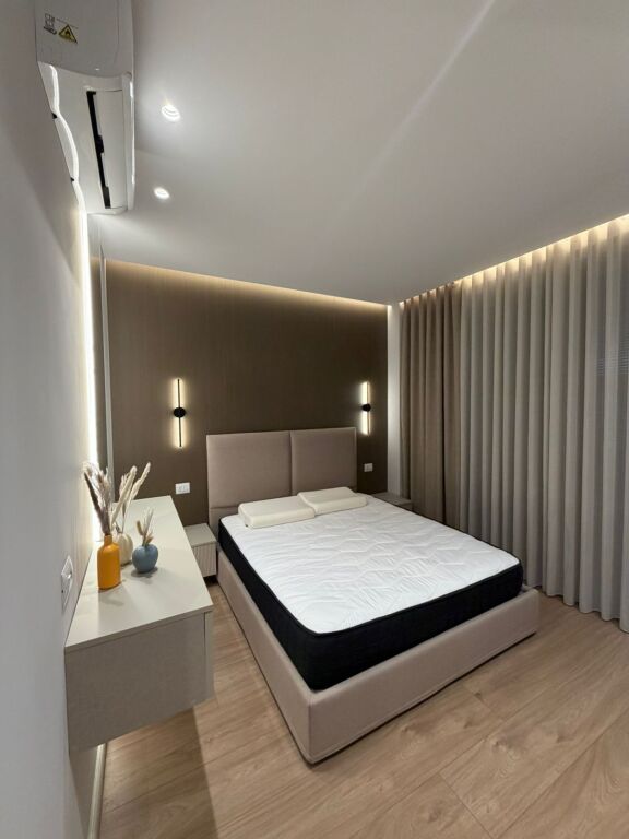 *Jepet  2+1+2+post parkimi tek Mine Peza*