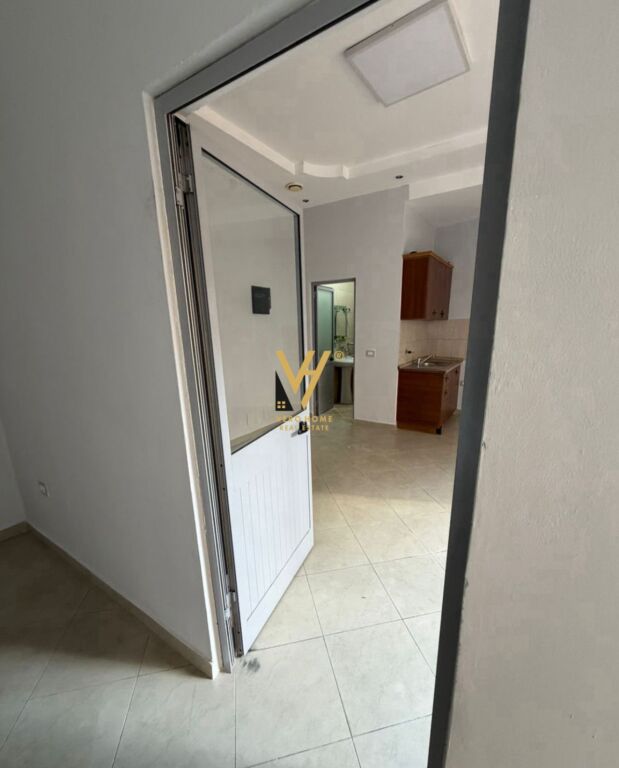 BUSINESS PREMISES 40 M2 FOR RENT AT THE PROSECUTOR'S OFFICE 39,000 LEKE