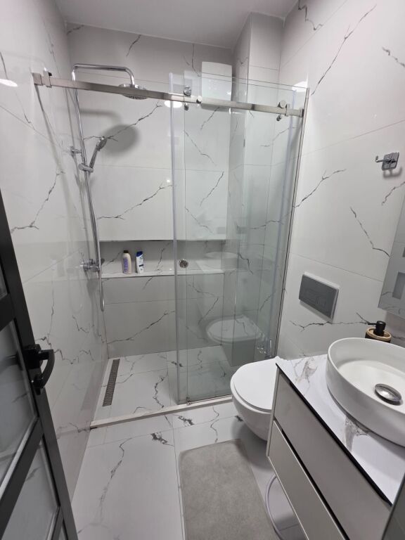 Apartament 2+1, Islam Alla, Myslym Shyr