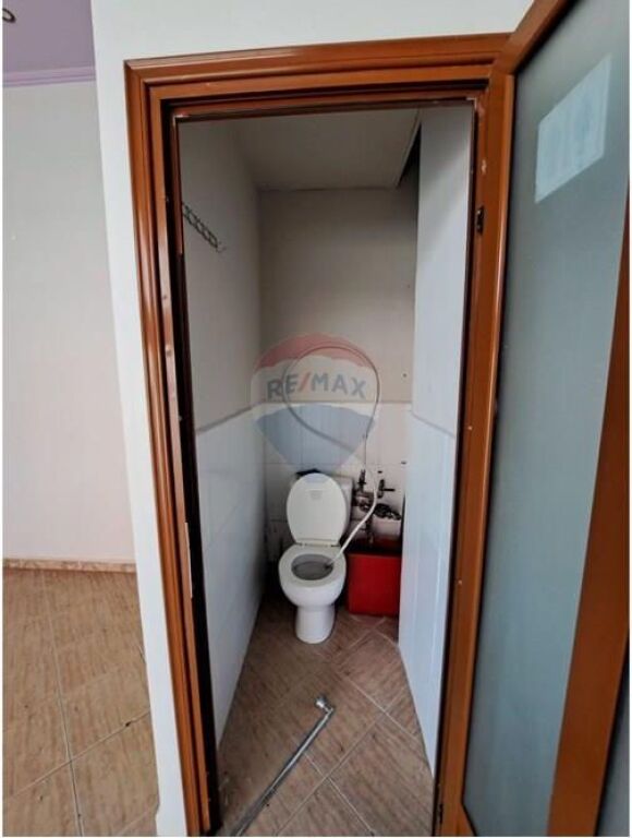 Dyqan në Shitje Pranë Bashkisë Vlorë, me Fasadë nga Sheshi Kryesor