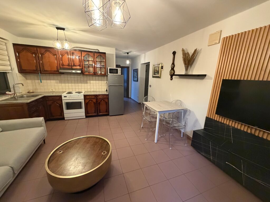 2+1,i mobiluar te rruge e durresit,600 euro