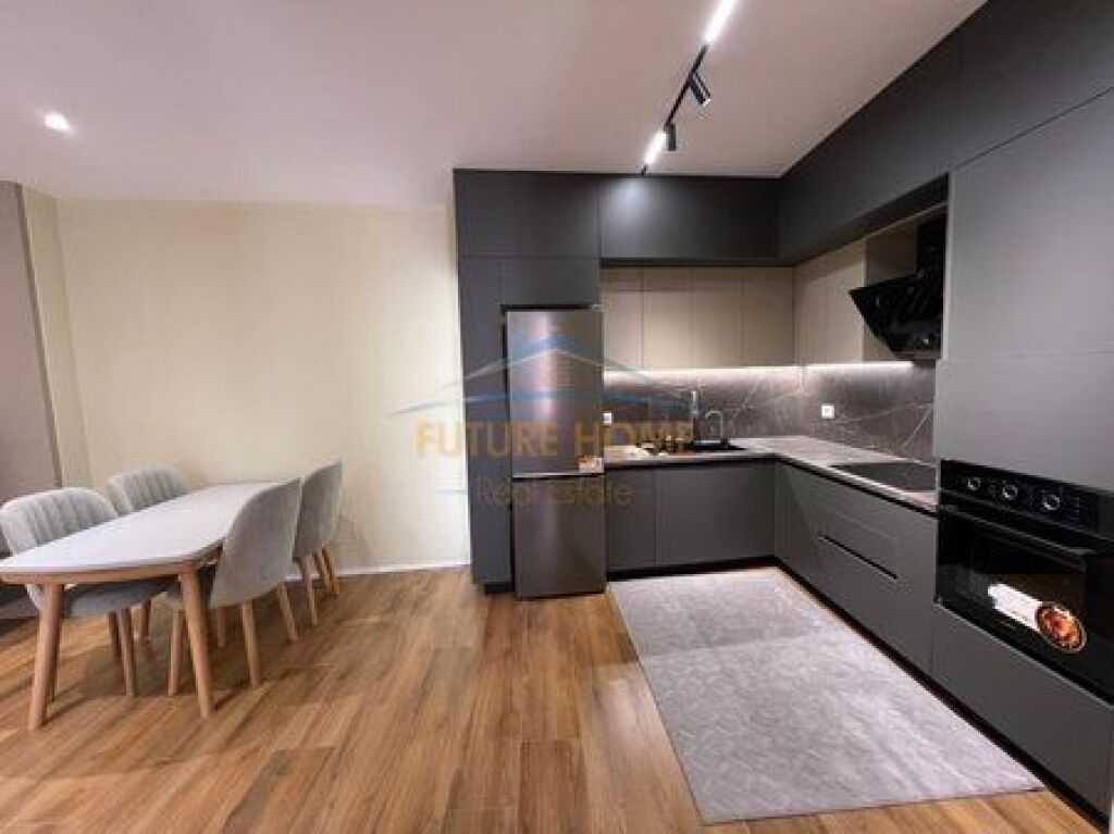Shitje, Apartament 1+1,Galeria Roma , Rruga e Kavajes, Tirane !
