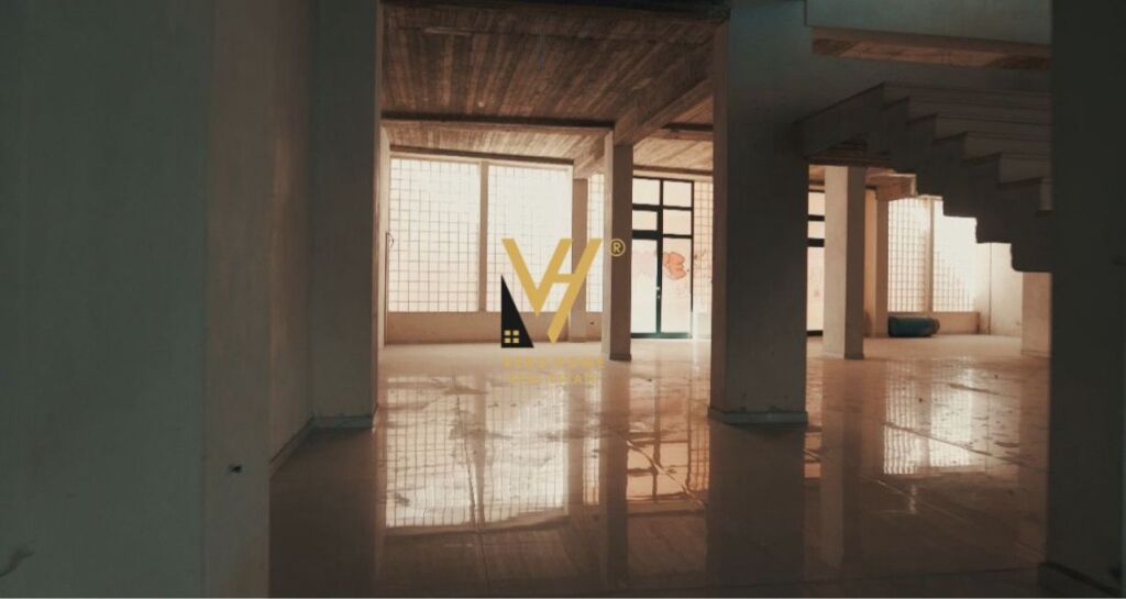 LOCALE COMMERCIALE DI 1.100 M2 IN AFFITTO AL KRISTAL CENTER 11.000 EURO