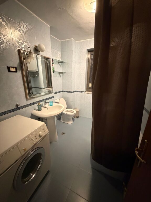 2+1,i mobiluar te rruge e durresit,600 euro