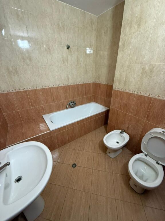 Ish-Bllok, Zyre per Qera - 2+1+2