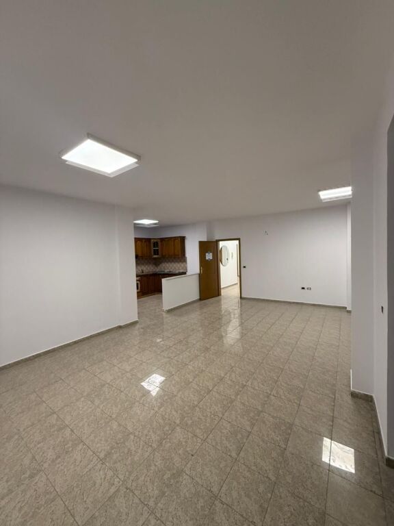 Ish-Bllok, Zyre per Qera - 2+1+2