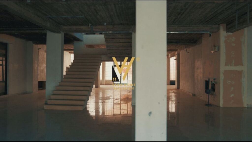 LOCALE COMMERCIALE DI 1.100 M2 IN AFFITTO AL KRISTAL CENTER 11.000 EURO