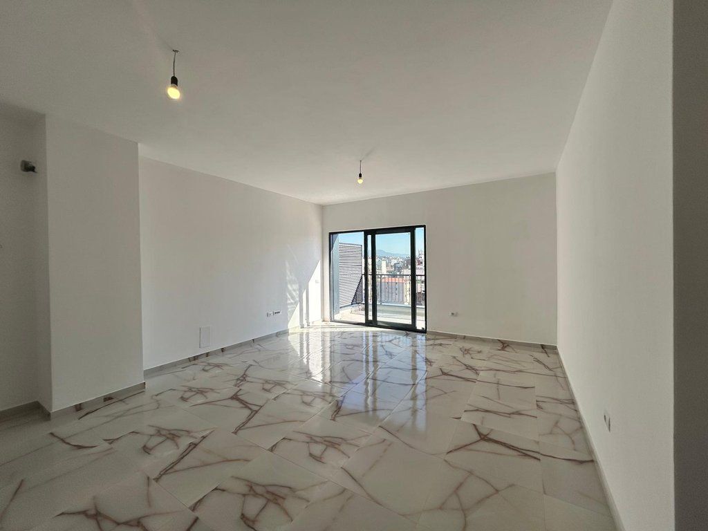 Jepet me qira apartament 2+1+2 me sipërfaqe totale 138.7 m² dhe verandë 27 m², në qendër të Tirana.