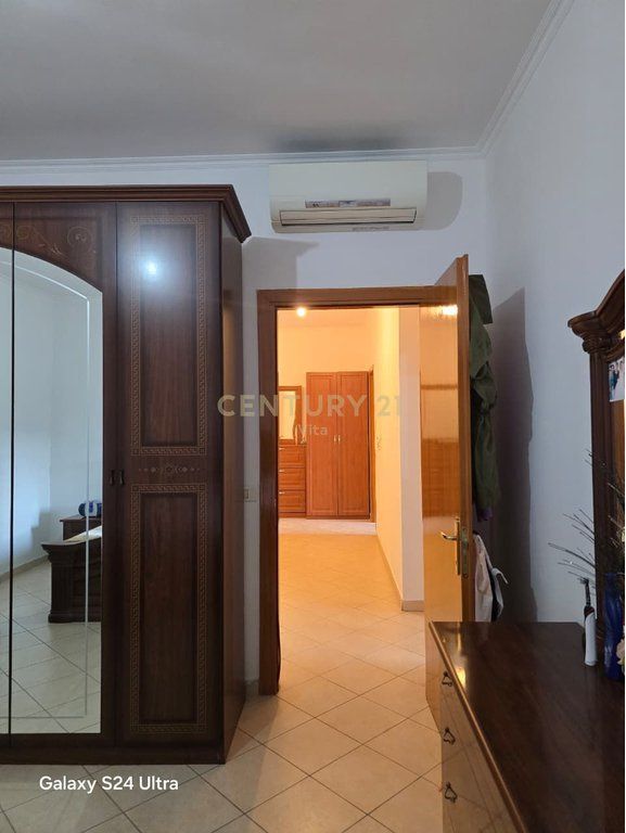 Apartament 2+1 me Garazh për Qira në Qendër !