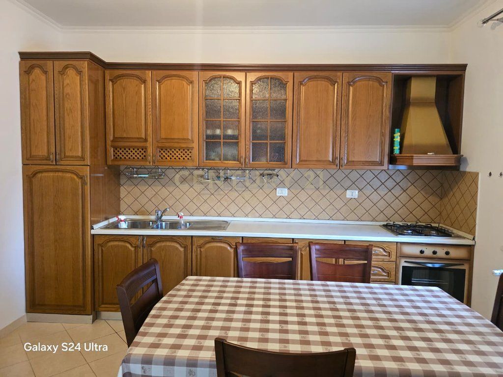 Apartament 2+1 me Garazh për Qira në Qendër !