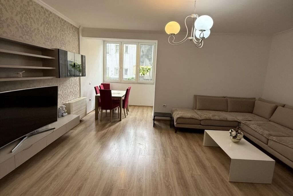 Ne Qender, Jepet Me Qira Apartament Ideal për Banim ose Zyra!