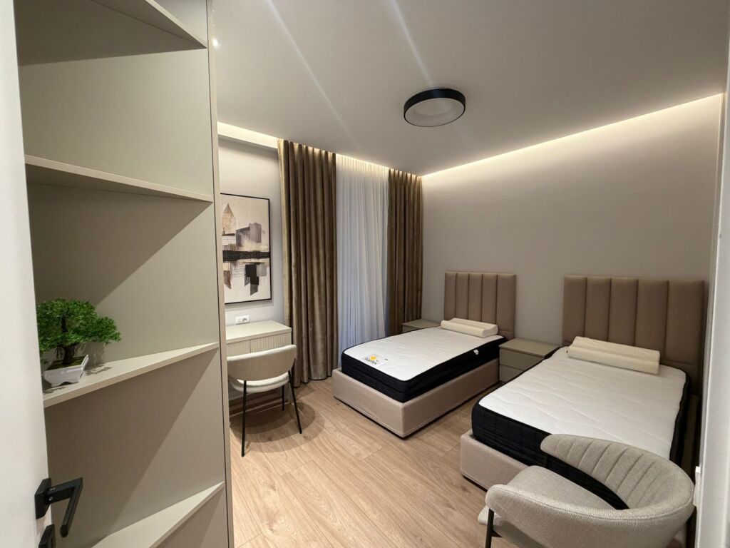 *Jepet  2+1+2+post parkimi tek Mine Peza*