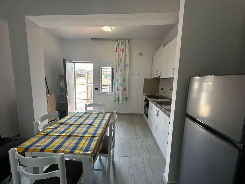 🏡 Shtëpi Private 1+1 me Qira – Çole e Re, Vlorë