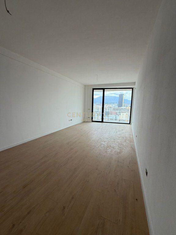 JAPIM APARTAMENT 3+1 ME POST PARKIMI ME QIRA TEK MINE PEZA