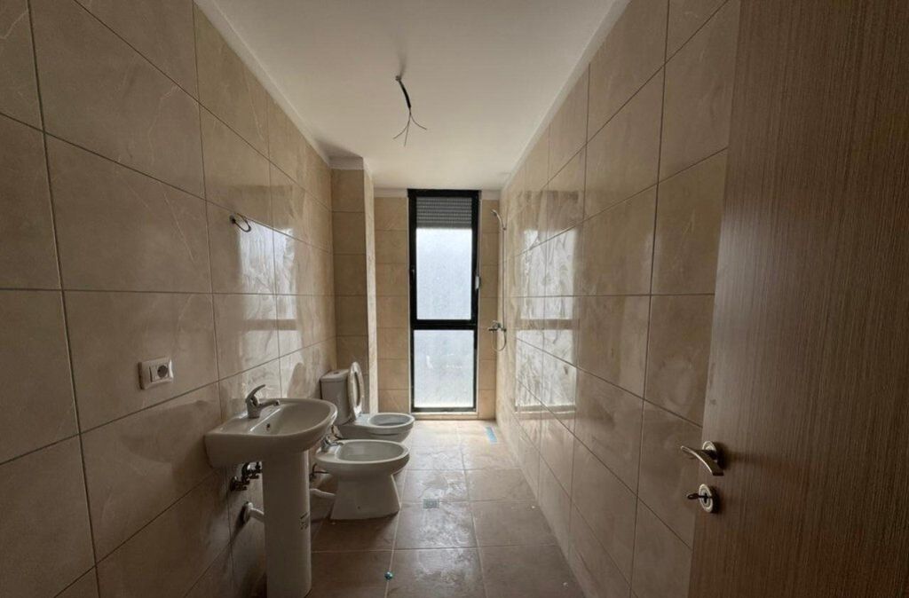 Shitet apartament 3+1, ne fund te rruges 5 Maj !