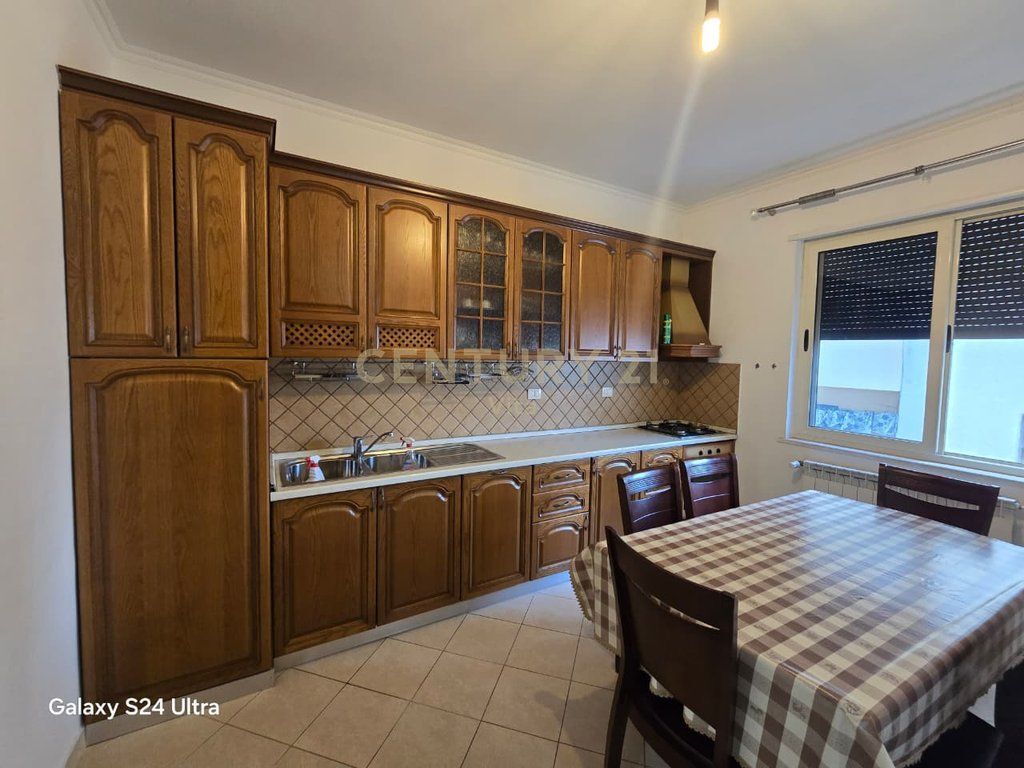 Apartament 2+1 me Garazh për Qira në Qendër !