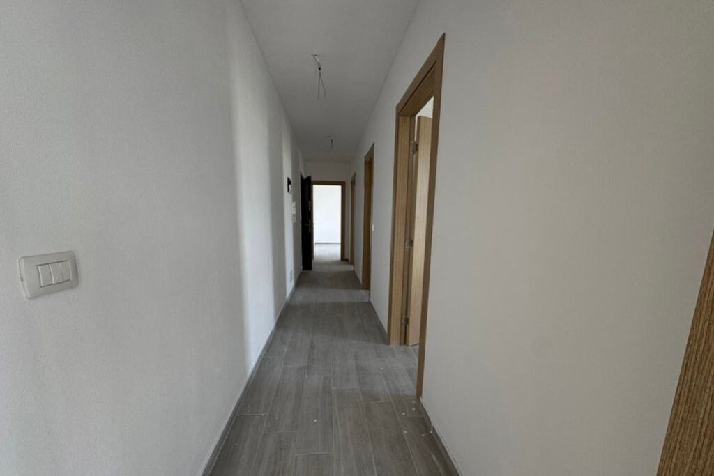 Shitet apartament 3+1, ne fund te rruges 5 Maj !