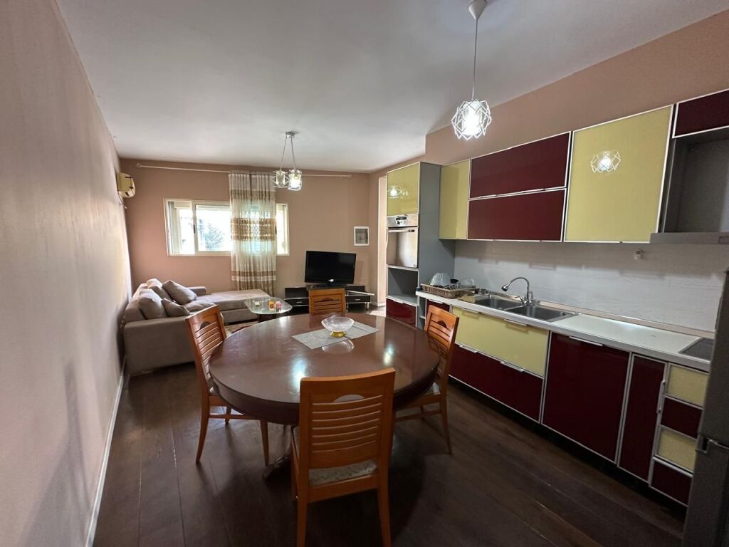 🏠Prane Shkolles 9-vjecare Mihal Grameno jepet me qera kati i I-re i nje vile2+1,i mobiluar 50,000 Leke