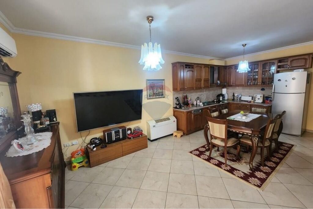 Apartament 2+1+2 per shitje Komuna e Parisit