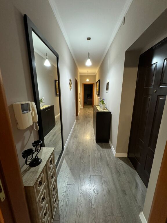 Apartament 2+1 me qera tek Kinema 17 Nentori prane Rruges se Barrikadave