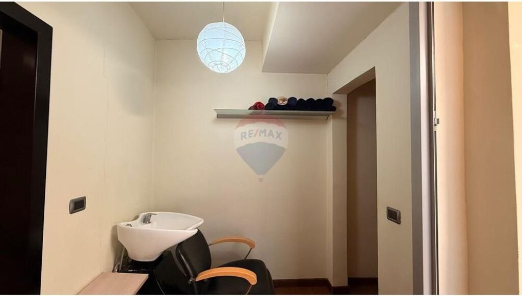 Zyrë - Për Qira - Ish Ekspozita, Tiranë